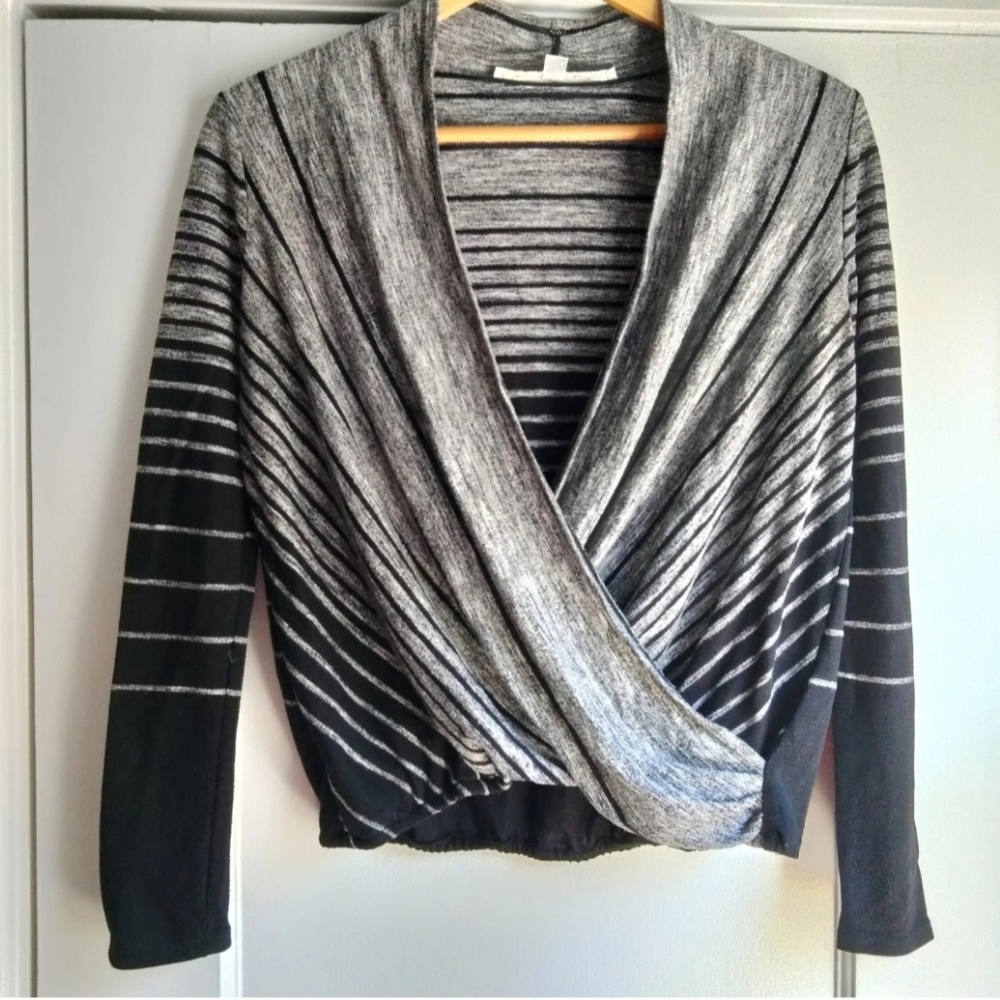 Max Studio Womens Sz XS Crossover Neckline Long Sleeve Faux Wrap V-Neck Sweater